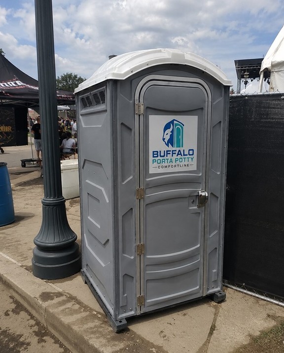 Deluxe flushing porta potty rental in Buffalo, NY